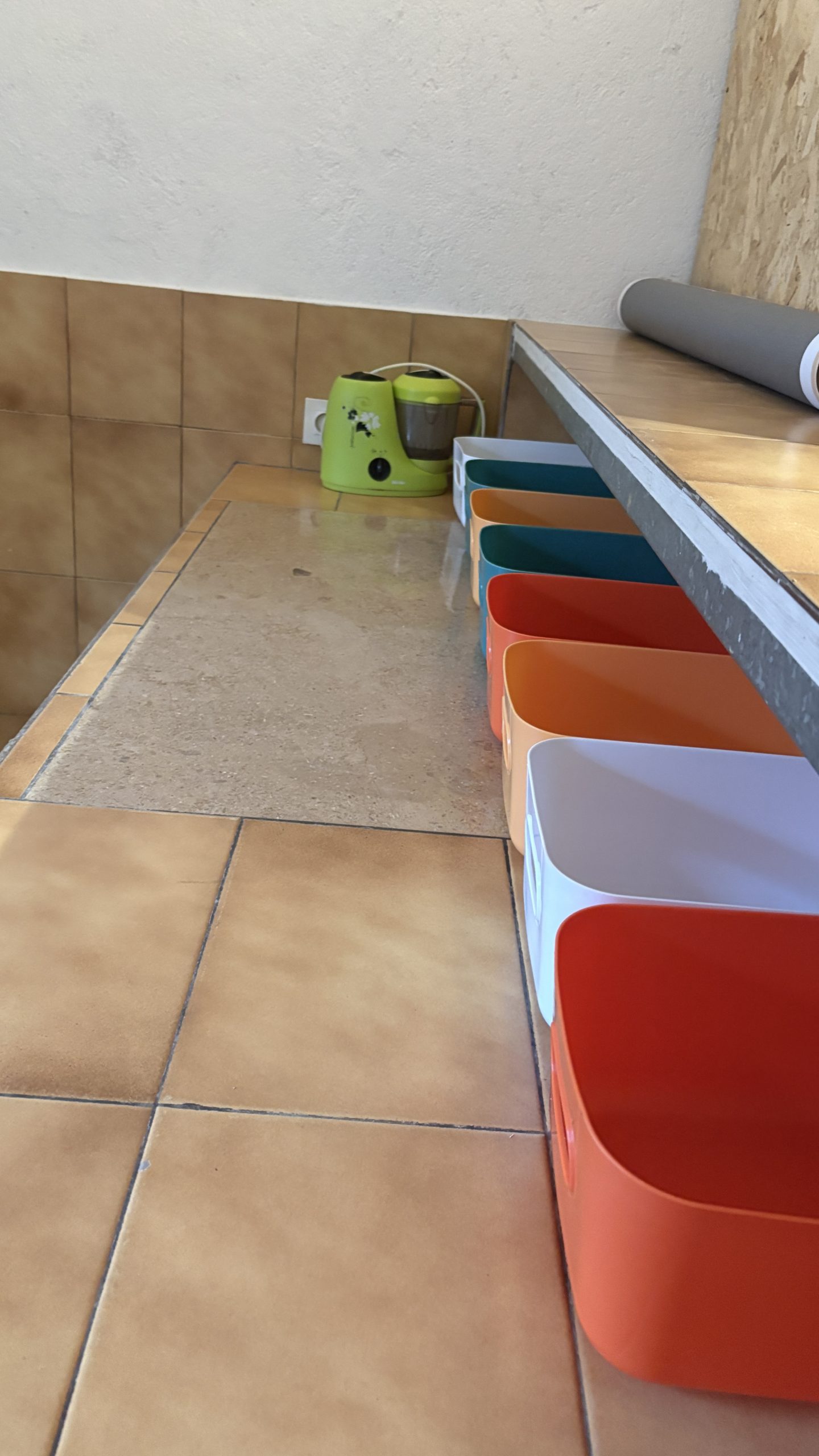 une boîte par chambre pour ranger leur nourriture